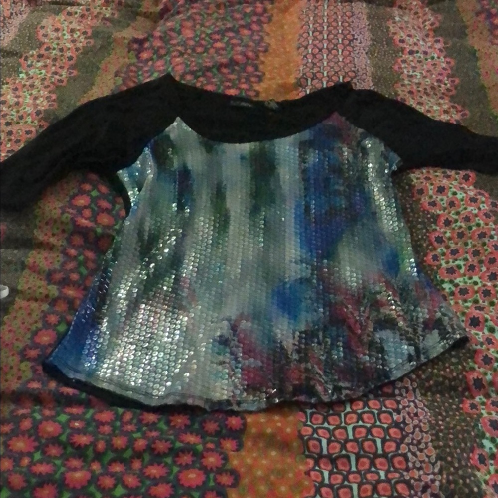 Black quarter sleeve sequin shirt.